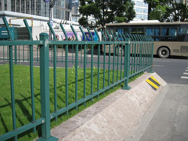 草坪锌钢护栏图片3